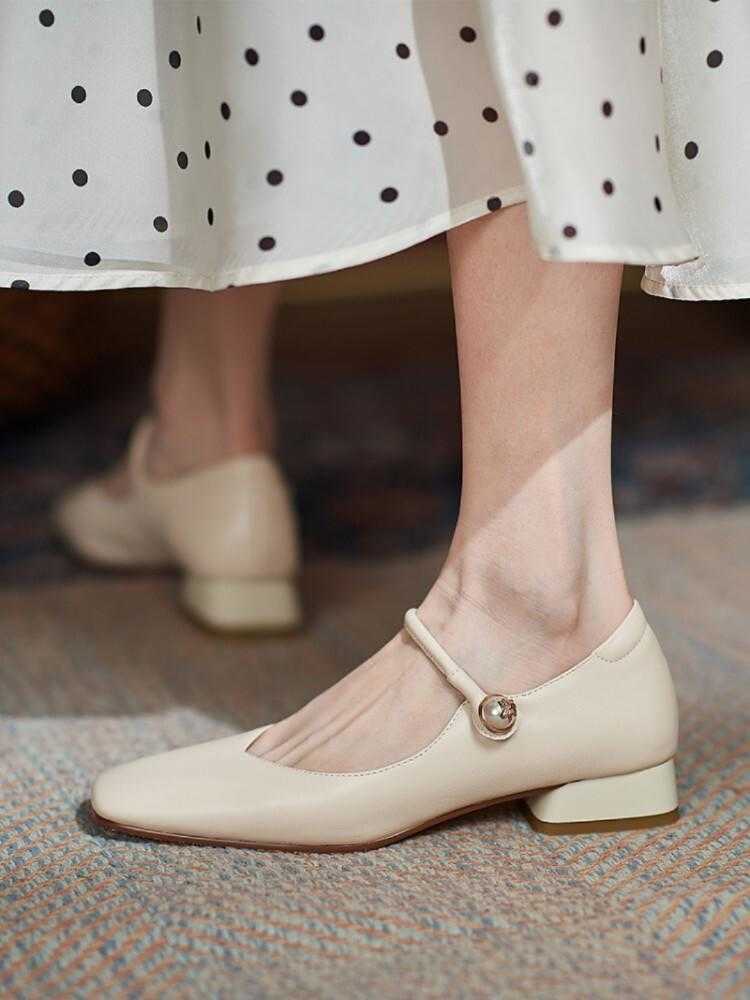 马丁靴 女生秋冬穿风衣时,不管高矮,搭配这些鞋子,照样很高级