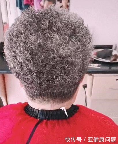 白发 老年人白发多不想染发,什么发型减龄试试蓬松洋气的小卷发型吧!