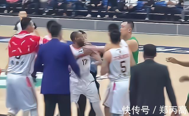 CBCBA火爆冲突!韩德君和威姆斯大打出手,两人都被驱逐,恐被重罚