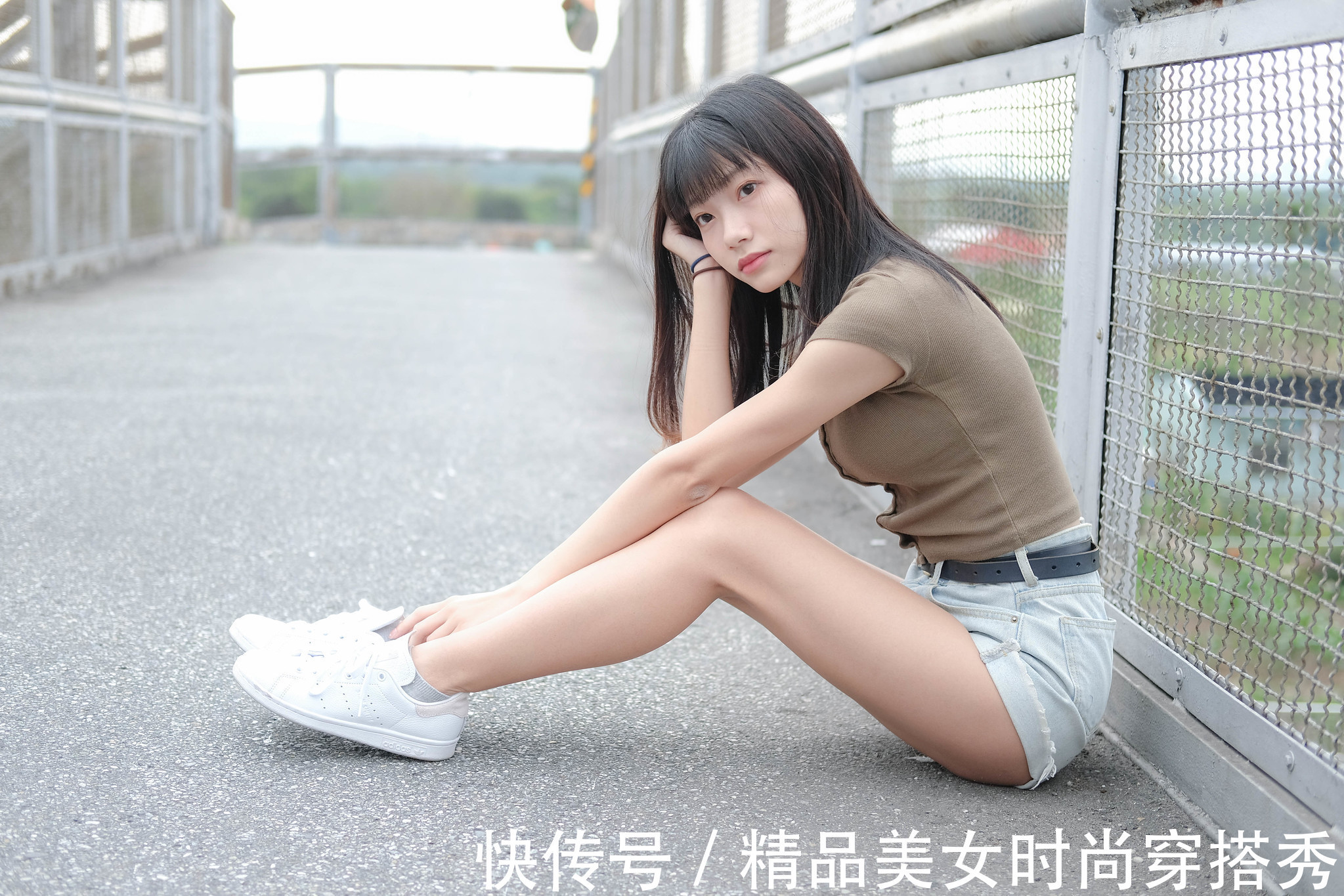 搭配|水洗白的牛仔裤上身搭配一件短袖针织小衫,夏日里穿着清爽舒适