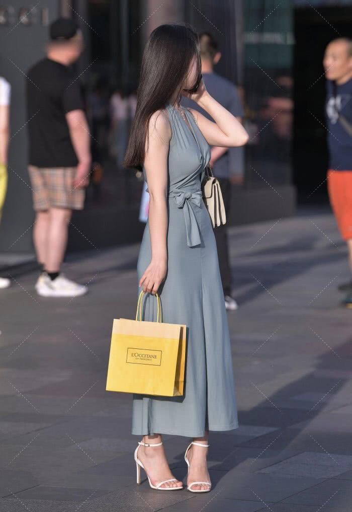 洋气又时尚的裹身裙穿搭,在腰间“打个结”,显腿长还有修身的效果
