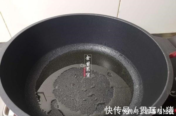 炒鸡蛋前，蛋液加水搅打就错了，加点它鲜嫩无腥味，一碟不够吃