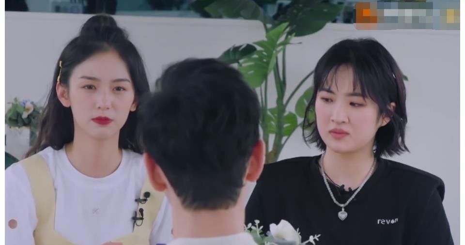 姚安娜和周也同框后,才知普通女孩和女明星的差距有點大!