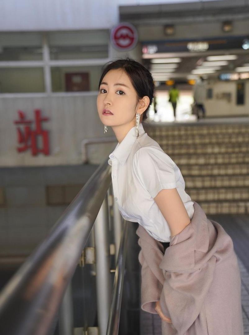 流苏|地铁中的小姐姐一对流苏的耳饰让平凡的穿搭不再简单, 时尚而优雅