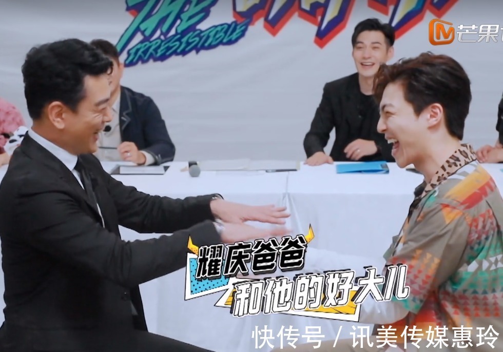 陈立农王耀庆玩打手板,嗨到极点,农哥笑成地主家的“傻儿子”