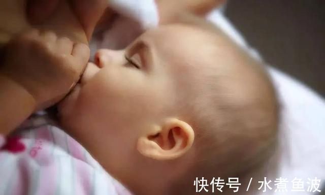 分泌|母乳放久了会变红，因为它是血变的？其实是这么回事儿