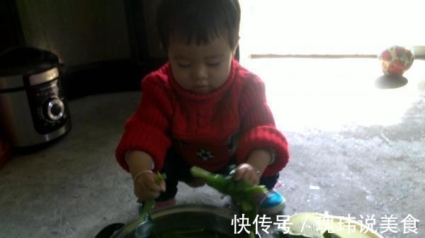 福林|爸爸让儿子洗香菇,儿子给香菇“抛光”,这秃噜皮香菇您满意吗