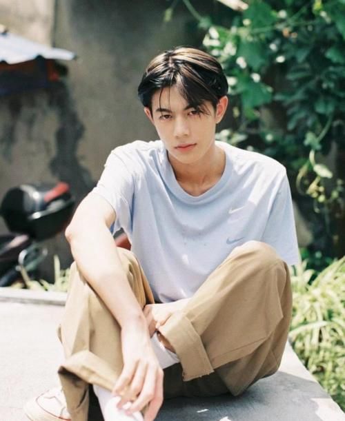 00后鲜肉和黑粉恋爱!放话退圈不想赚钱,私生活被扒还是软饭男