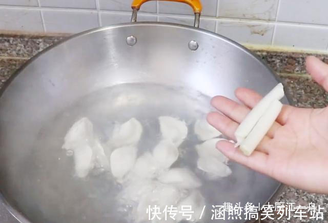 传统节日|煮饺子时，先下锅煮就错了！多加这一步，饺子口感鲜嫩不破皮