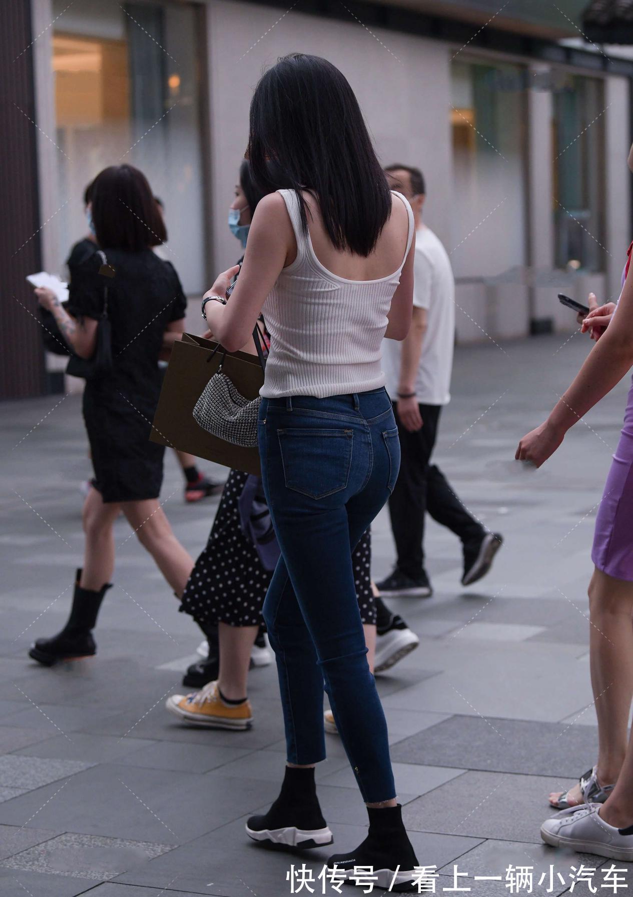 时尚|平肩上衣虽常见,若搭配泡泡袖的设计,整个搭配就是既可爱又时尚