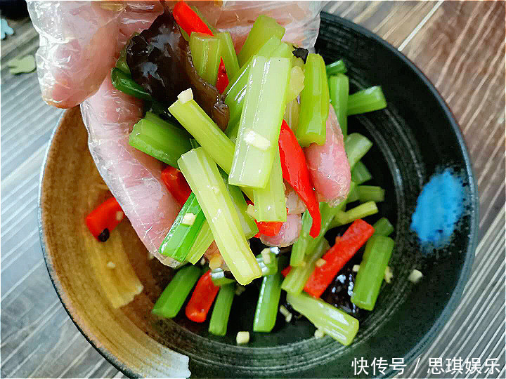 秋天，芹菜别再炒着吃了！试试新做法，清淡爽口解油腻，做法简单
