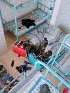 |搞笑GIF趣图:妹子你热我理解,但这个风扇有点小,吹的不够全面