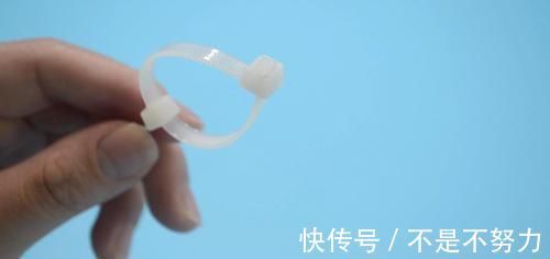 扎带|卫生间放2根塑料扎带,真是厉害了,解决了困扰大家的一个难题