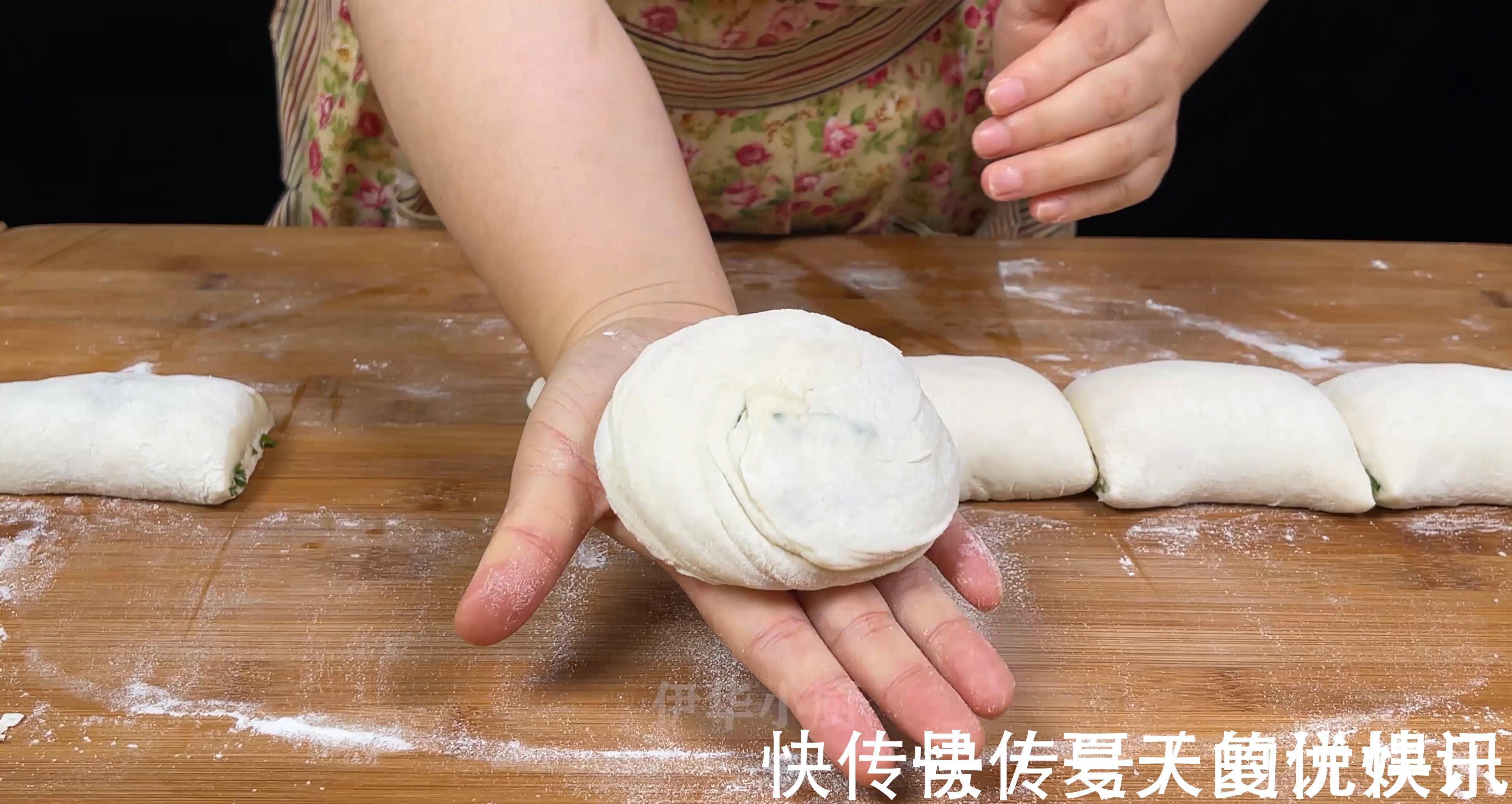 早餐店的葱油饼为什么好吃?原来做法简单,学会就可以摆摊了