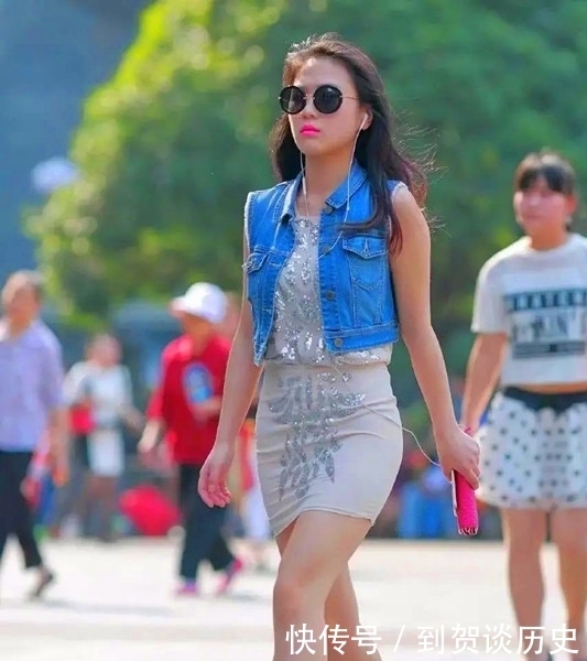 白皙|时尚靓丽的街头美女,靓丽的颜值和白皙的肌肤非常吸引关注