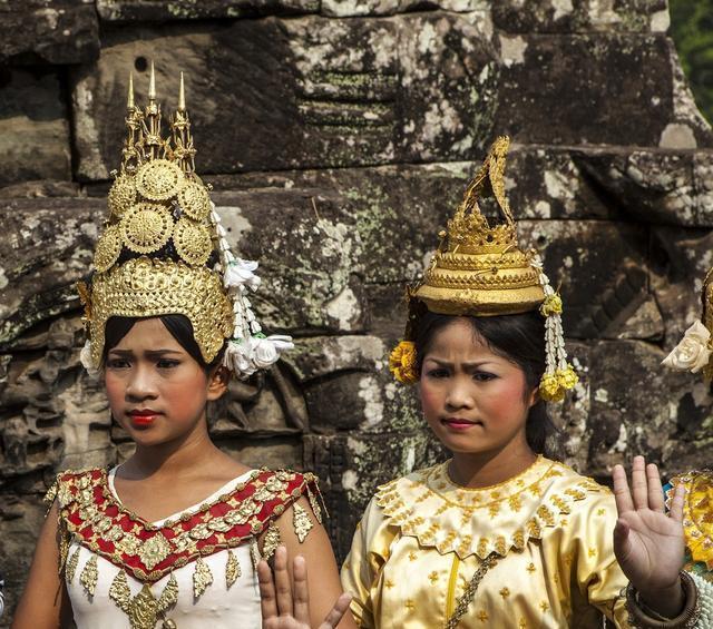 穿着|清朝灭亡107年了,此国却坚持使用清朝国旗,国王还穿着清朝长袍