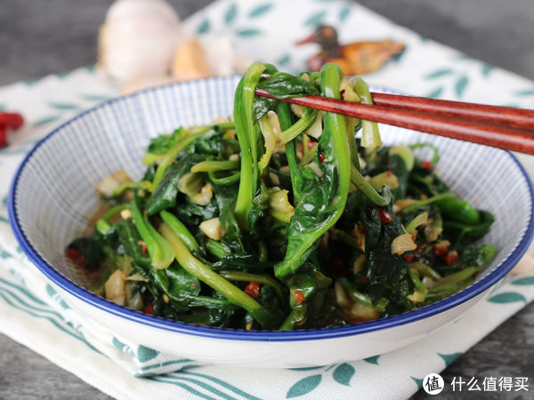 炒菠菜，直接下锅就错了，多做这一步，颜色碧绿口感好，营养高