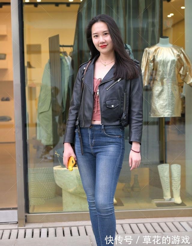 搭配 与牛仔裤搭配的黑色皮衣，配上藕粉色上衣，显得帅气而温柔！
