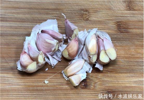 原来大蒜身上有个“小机关”,轻轻一捏,蒜皮就能轻松脱落,实用