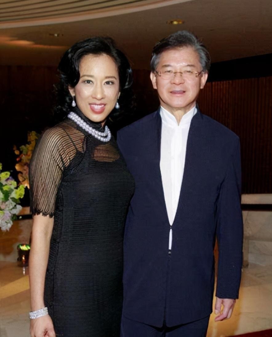 外套|朱玲玲到底是“阔太太”,白色连衣裙配黑外套简约高级,清爽利落