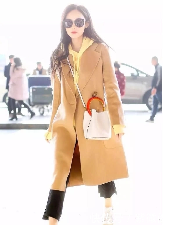 年轻|30女人穿大衣别总是搭配毛衣,试试搭连帽卫衣,不止年轻10岁