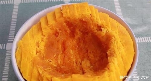 一碗糯米,半个南瓜,香甜软糯,好吃不上火,比南瓜饼香,太好吃