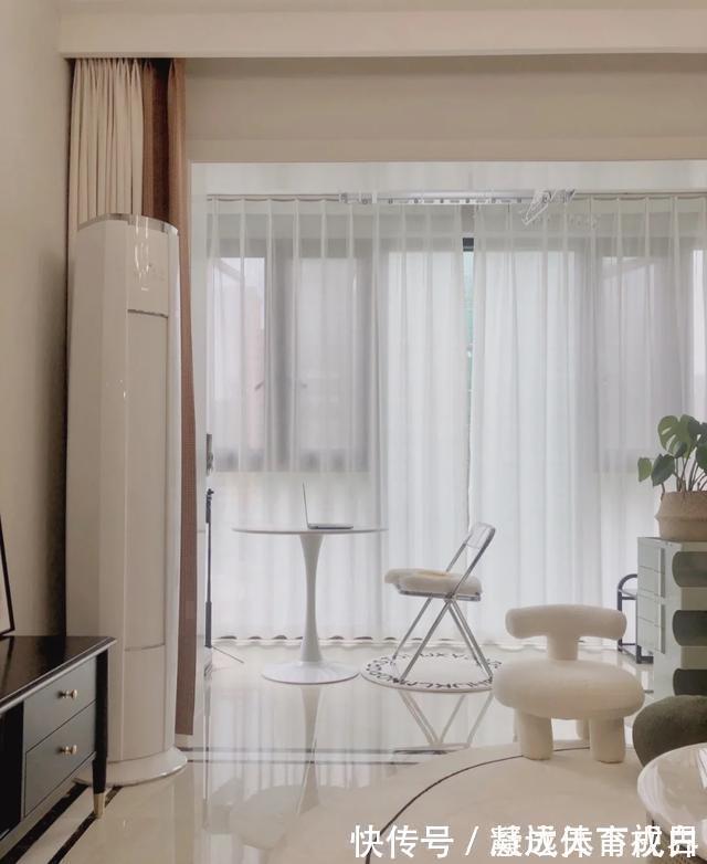 阳台上|她家不吊顶,只走石膏线,墙面不造型,只刷乳胶漆,太简洁耐看了