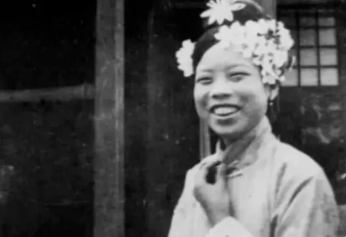 嫔妃|清朝老照片中嫔妃们为何都很丑？其实是你没见过真正漂亮的