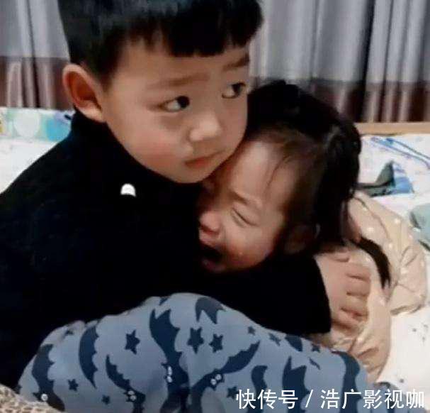 二胎家庭|妹妹犯错被妈妈凶,幸有暖心哥哥抱紧安慰,网友又骗咱生二胎!