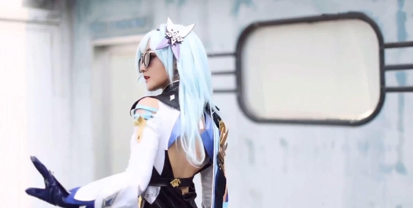 官方号|B站上的官方号COS原神芭芭拉,客服小姐姐换泳装!玩家:想被踩