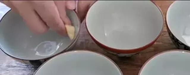 糯米粉加3个鸡蛋,一搅一拌,手不沾面,比馒头简单,比蛋糕好吃