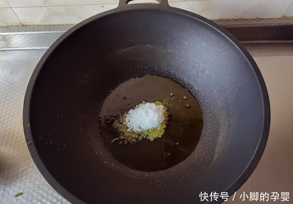 为啥排骨焯水后又腥又柴？听了厨师的一席话，才知道用错了水