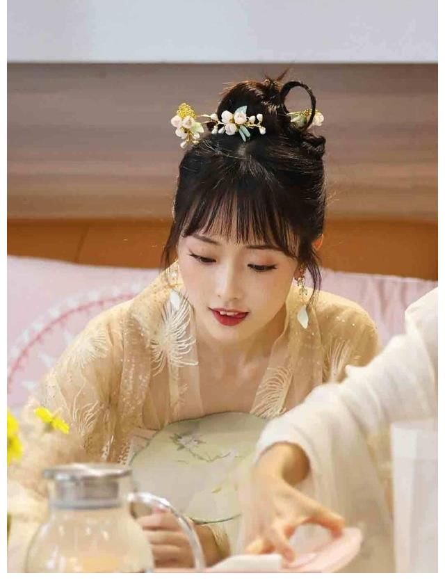 王路晴新综艺《阳光姐妹淘》今日开播 与闺蜜宣璐入住阳光小屋