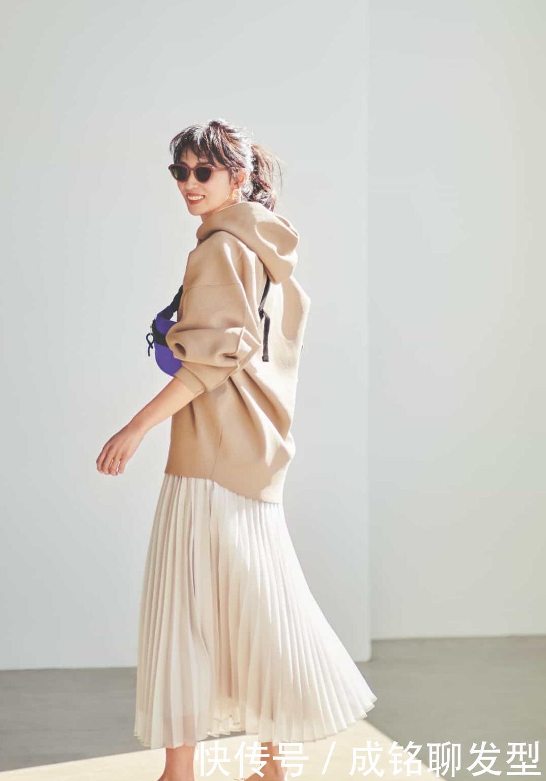 开春别总穿裤装,今年流行“卫衣+半身裙”,时尚优雅又显年轻