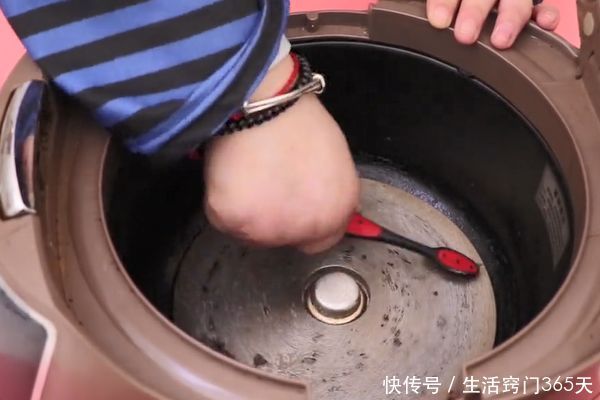 电饭锅这个地方不洗,耗电又不卫生,不用一滴水,洗的干净又放心