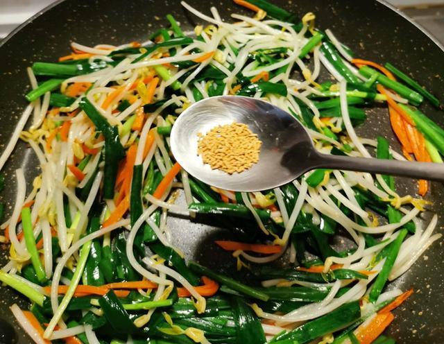 韭菜|韭菜和“它”天生一对,1周吃3次,排出体内宿便,大肚腩变小了