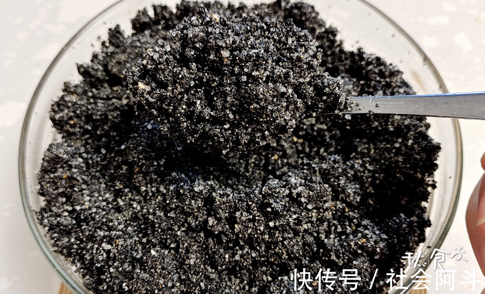 好吃|看着很像馒头，却有“一肚子黑黑”的馅料，营养又好吃，快来学吧