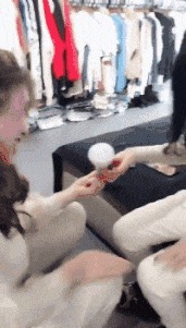 |搞笑GIF:本想给女友一个惊喜,没想到遇到了丈母娘