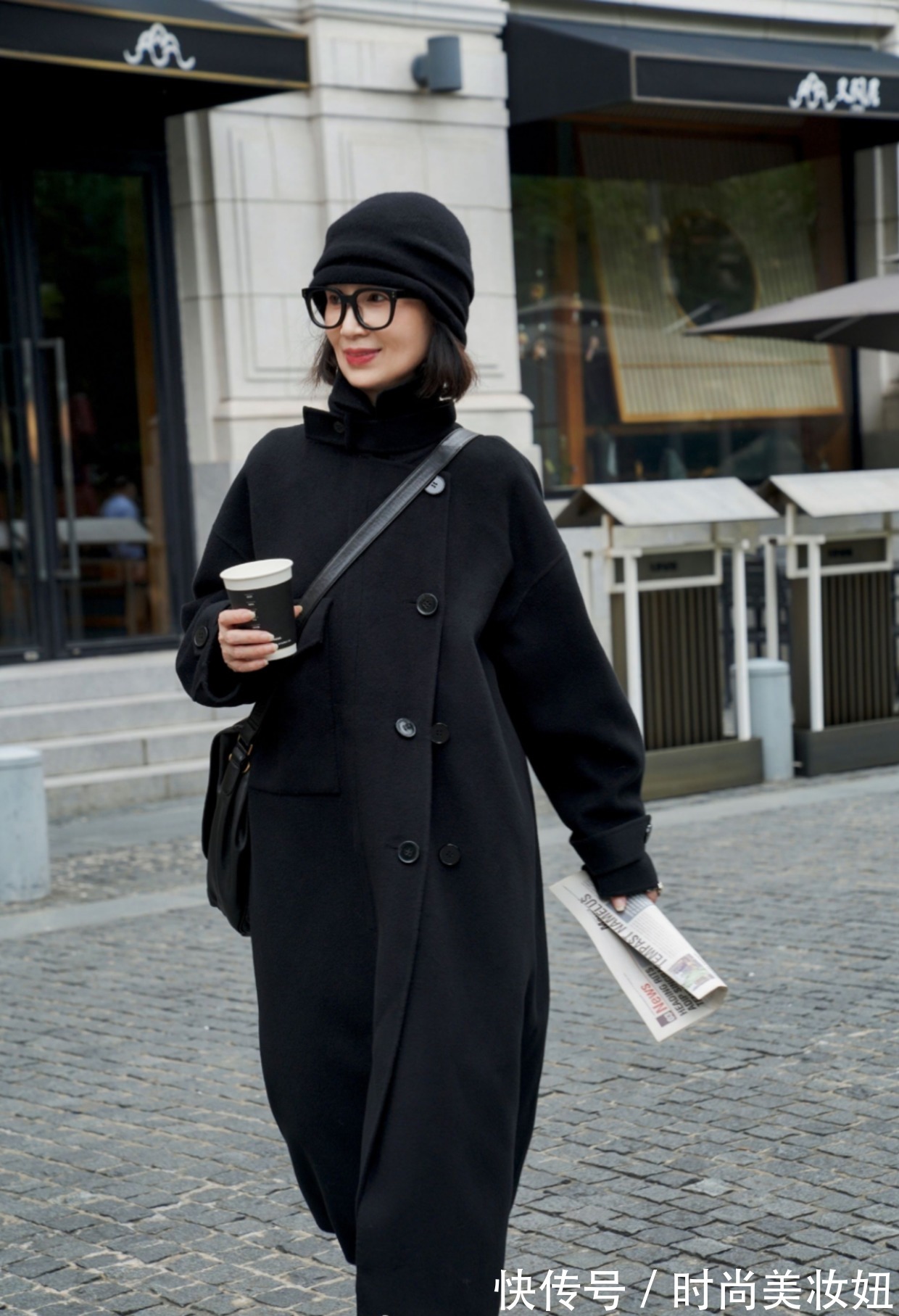 黑大衣|为何你穿黑大衣总比别人土?其实配饰才是关键,提升气质又洋气