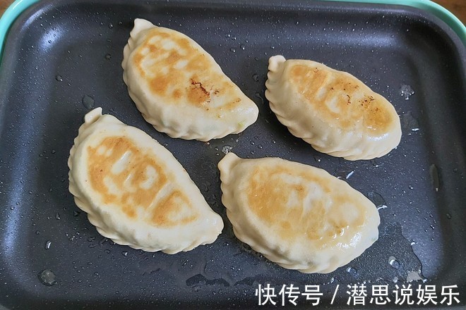 韭菜盒子的家常做法,皮薄馅大而且不出水,香酥又入味,超级解馋