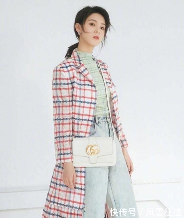 破洞牛仔裤|陈瑶的漫画腿太美了,短裤配高筒靴子超拉风,精致又帅气