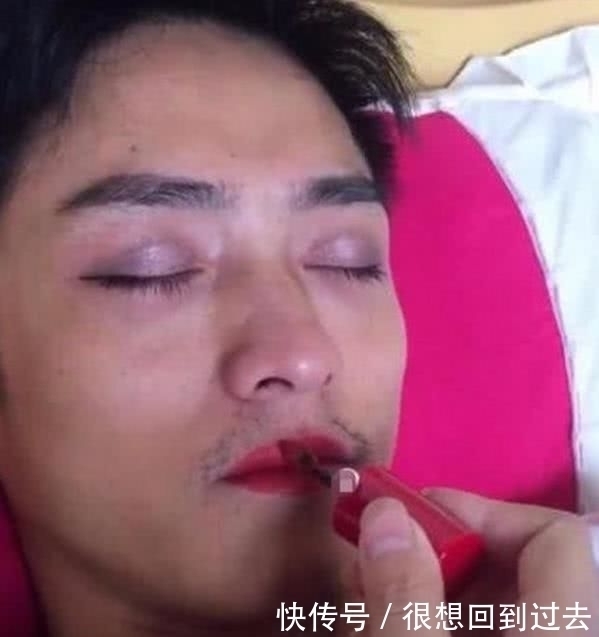 眉毛|男子睡梦中被女友化了个妆,当睁开眼的那一刻,网友:好美啊