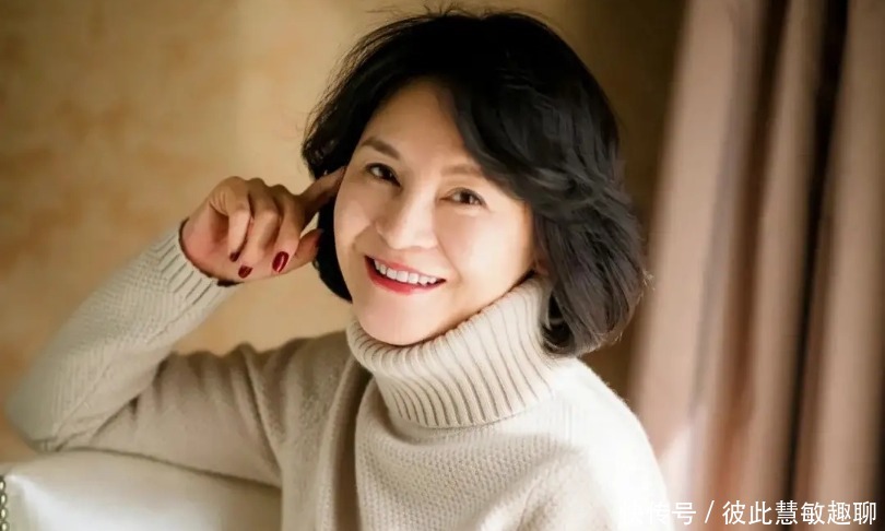 老年人|谁说老年人只能烫小卷?这几种大卷发型时髦减龄,也非常适合老人