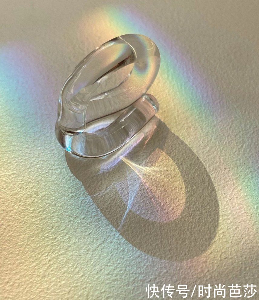 看到Jennie晒手上的戒指，终于找到原因了