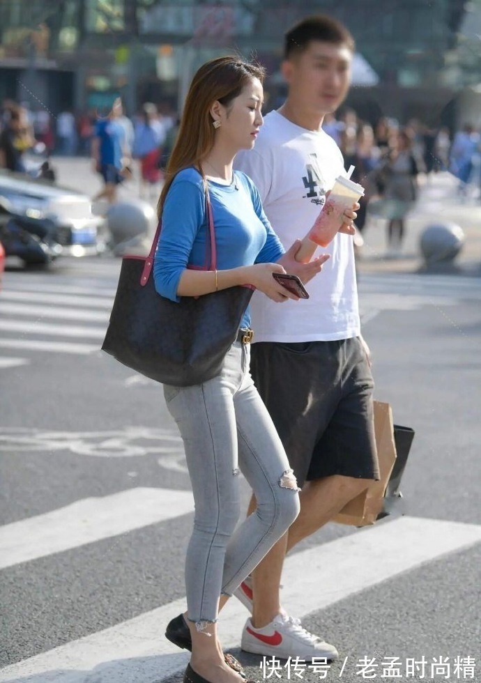 身材|身材好的女生就是任性, 穿紧身裤也能这么好看, 尽显时尚魅力!