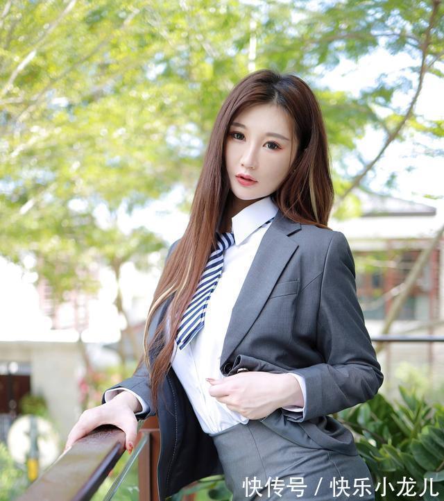 丝袜 灰色套装搭配黑色丝袜高跟鞋,精致干练,绽放女性魅力