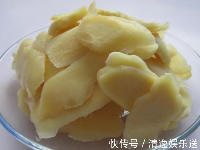 脚底板|奉劝大家女人常用生姜擦身体2部位,排出湿寒,减掉小肚腩