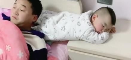 午睡|陪娃午睡，爸爸醒后发现宝宝身体“凉了”，连忙起身探宝宝鼻息