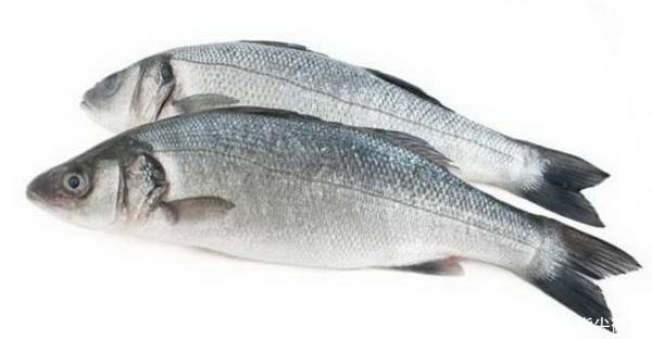 清蒸鲈鱼时,这一步很关键,否则,蒸出的鲈鱼不滑嫩!