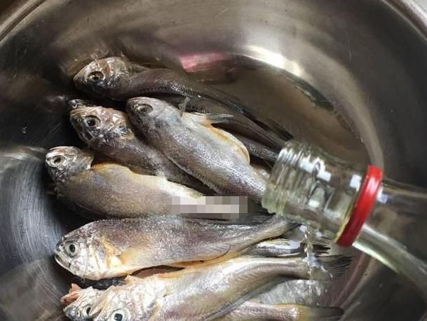 正确做法|做鱼时,去腥最忌加酒加醋,大厨教你正确做法,上桌就扫光,真香
